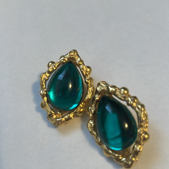 Craft Green and Goldtone Vintage Earrings - Picture 2 of 3